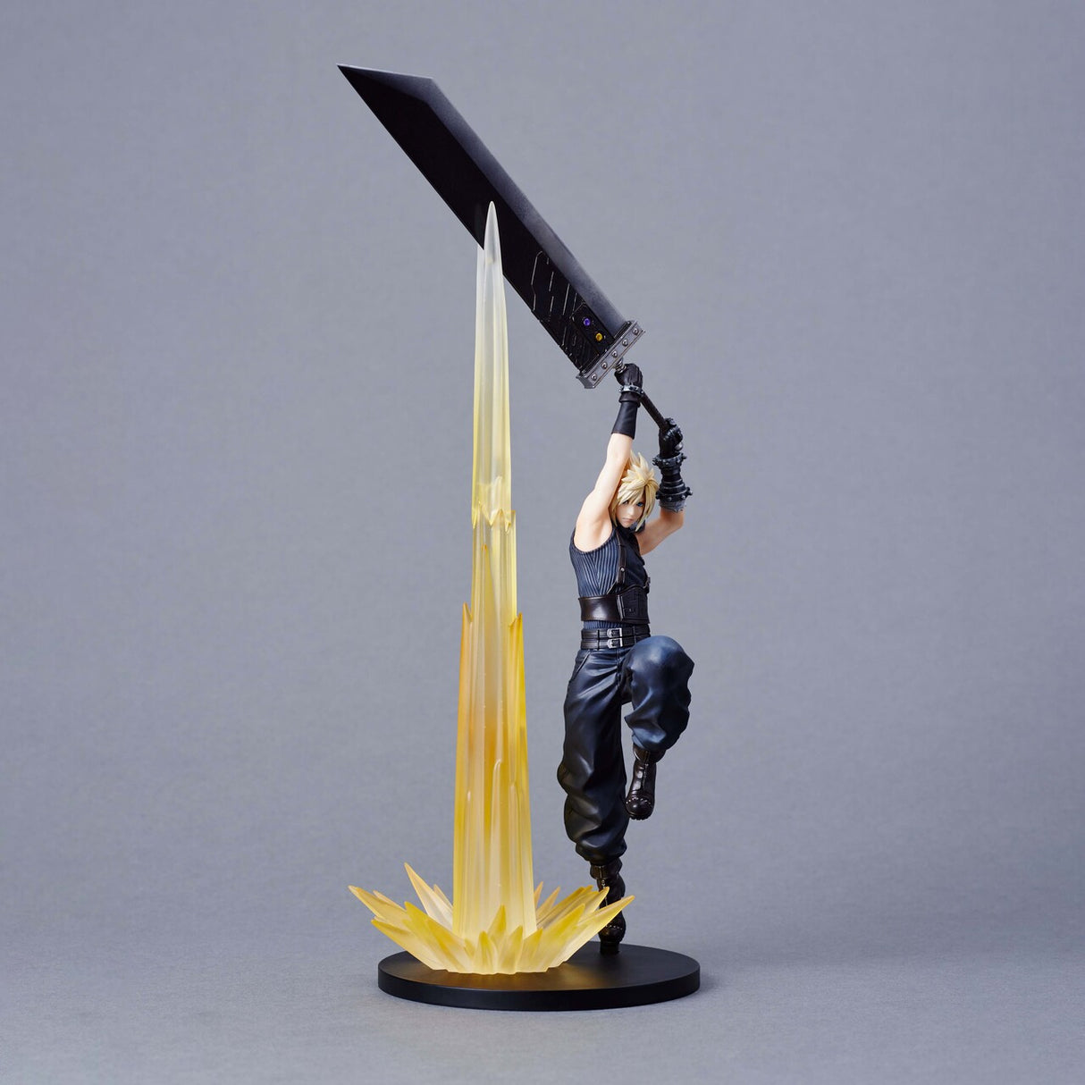 Final Fantasy VII Rebirth Cloud Strife Statue