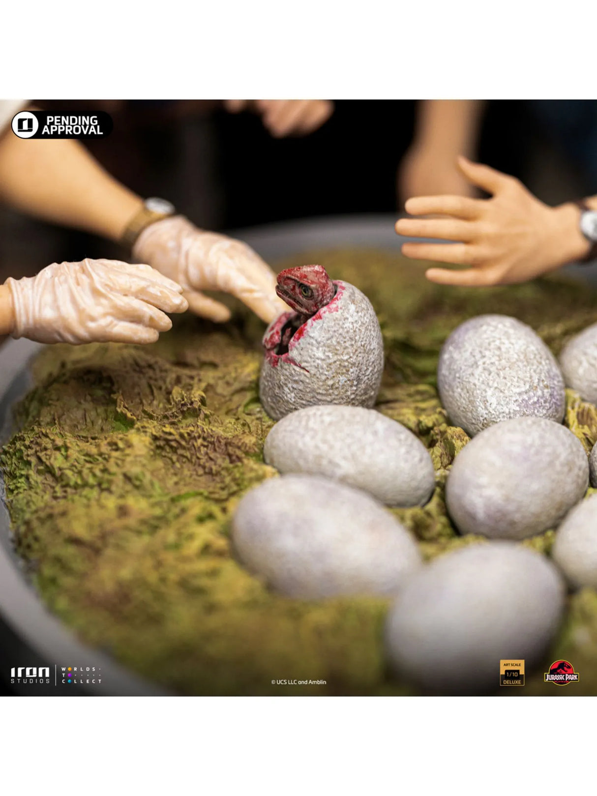 Jurassic Park Dino Hatching Deluxe 1/10 Scale Statue