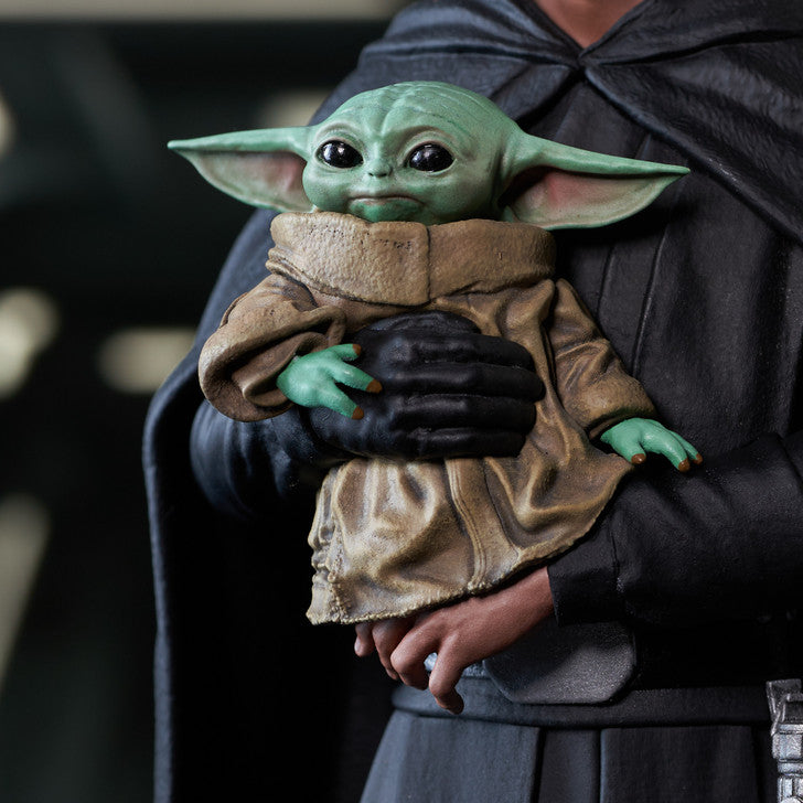 Star Wars Premier Collection Mandalorian Luke & Grogu Statue