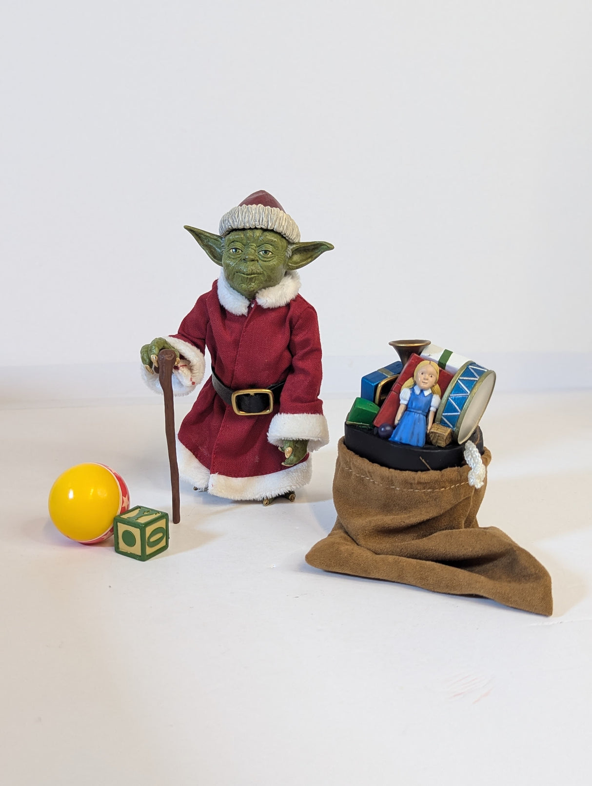Star Wars Holiday Yoda (Santa Outfit) 1:6 Scale Sideshow Collectibles Figure