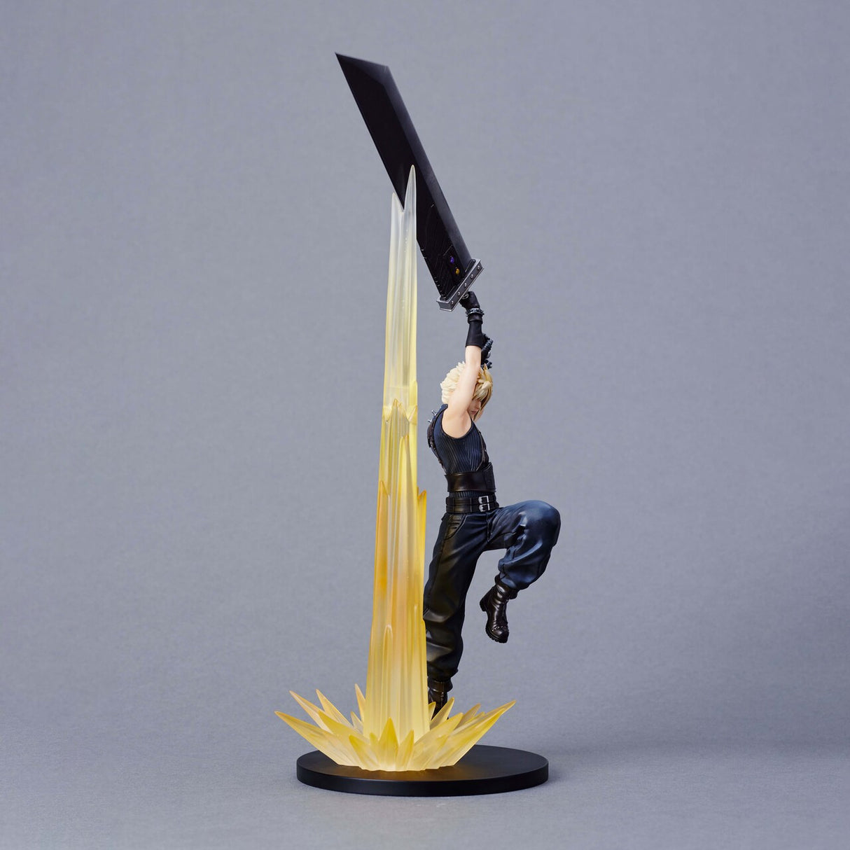 Final Fantasy VII Rebirth Cloud Strife Statue