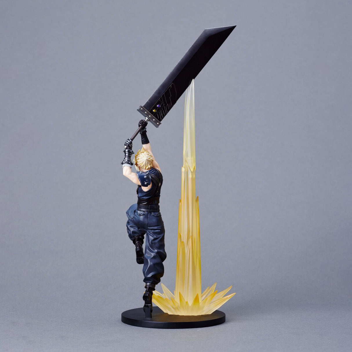 Final Fantasy VII Rebirth Cloud Strife Statue