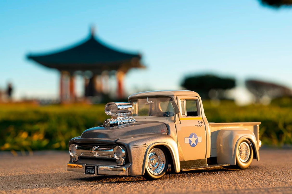 Jada Diecast Street Fighter - Guile and 1956 Ford F-100 Vehicle 1:24 Scale Collection