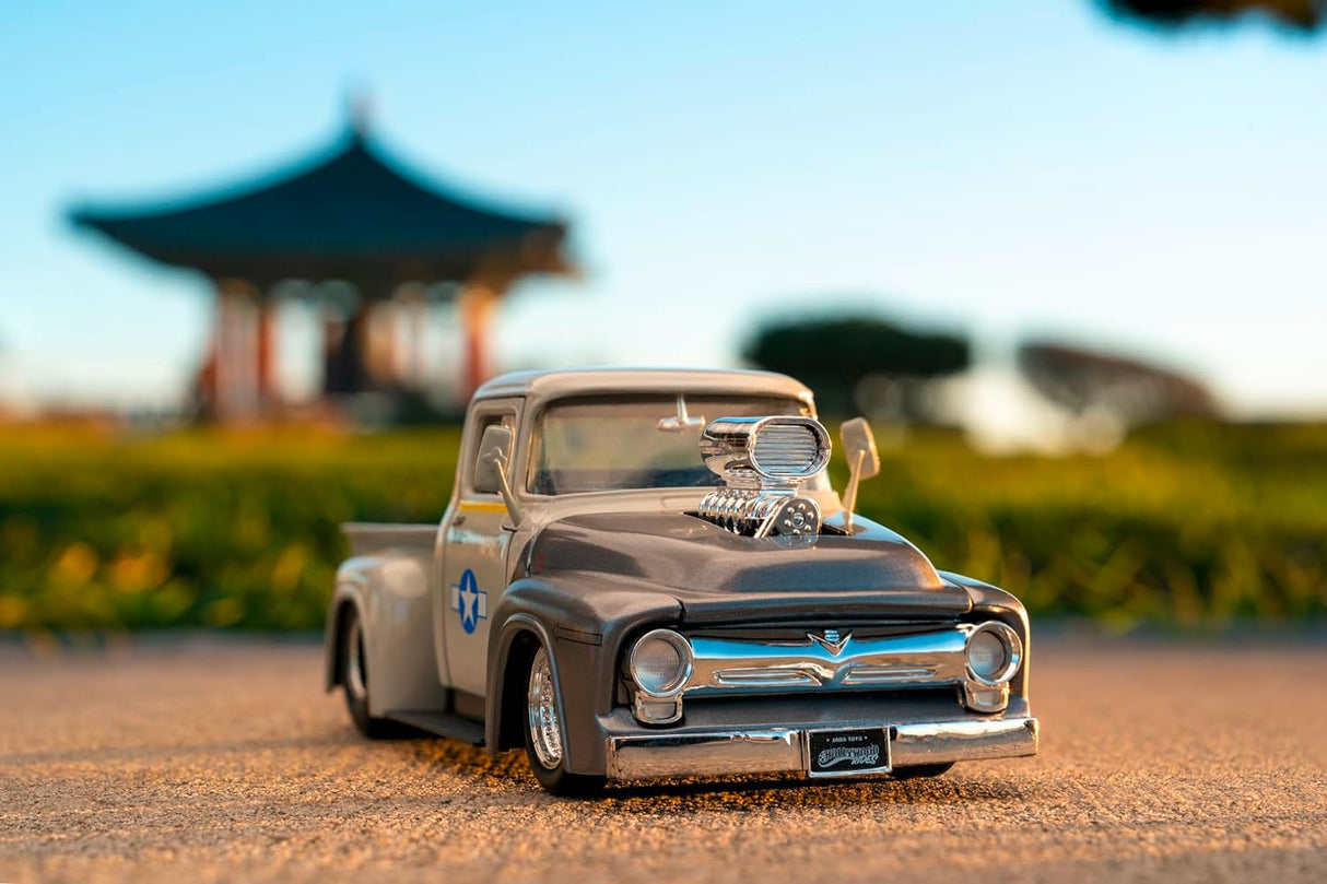 Jada Diecast Street Fighter - Guile and 1956 Ford F-100 Vehicle 1:24 Scale Collection