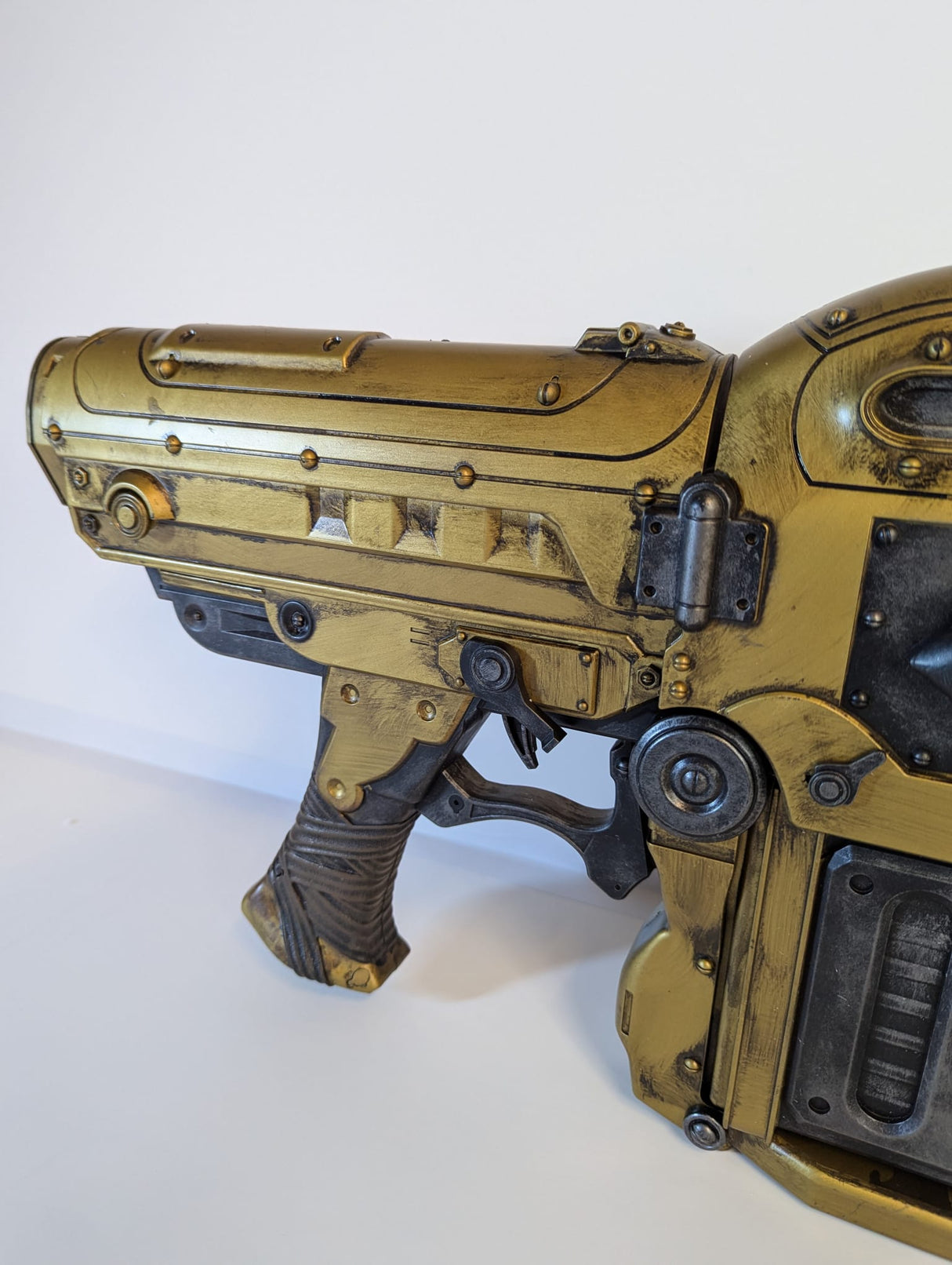 Gears of War 3 - Retro Lancer (Gold Version) 36" 1:1 Full Size Replica by NECA