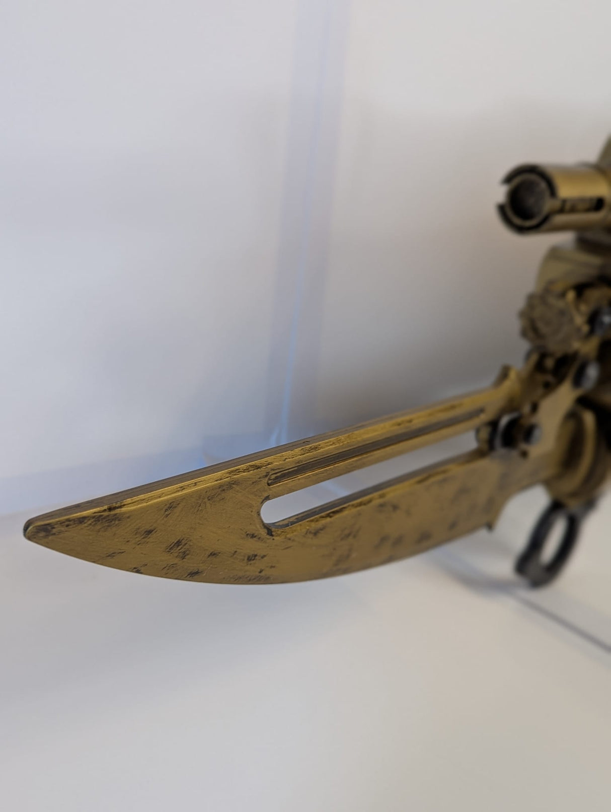 Gears of War 3 - Retro Lancer (Gold Version) 36" 1:1 Full Size Replica by NECA