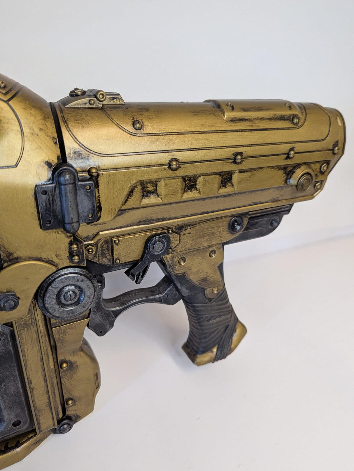 Gears of War 3 - Retro Lancer (Gold Version) 36" 1:1 Full Size Replica by NECA