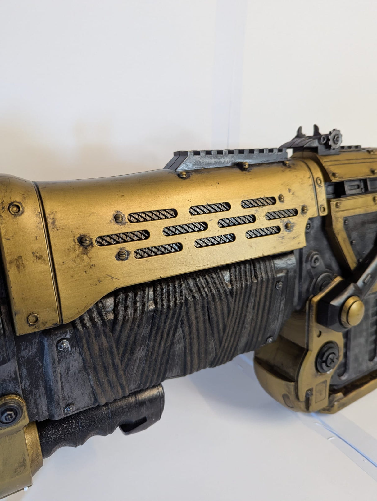 Gears of War 3 - Retro Lancer (Gold Version) 36" 1:1 Full Size Replica by NECA