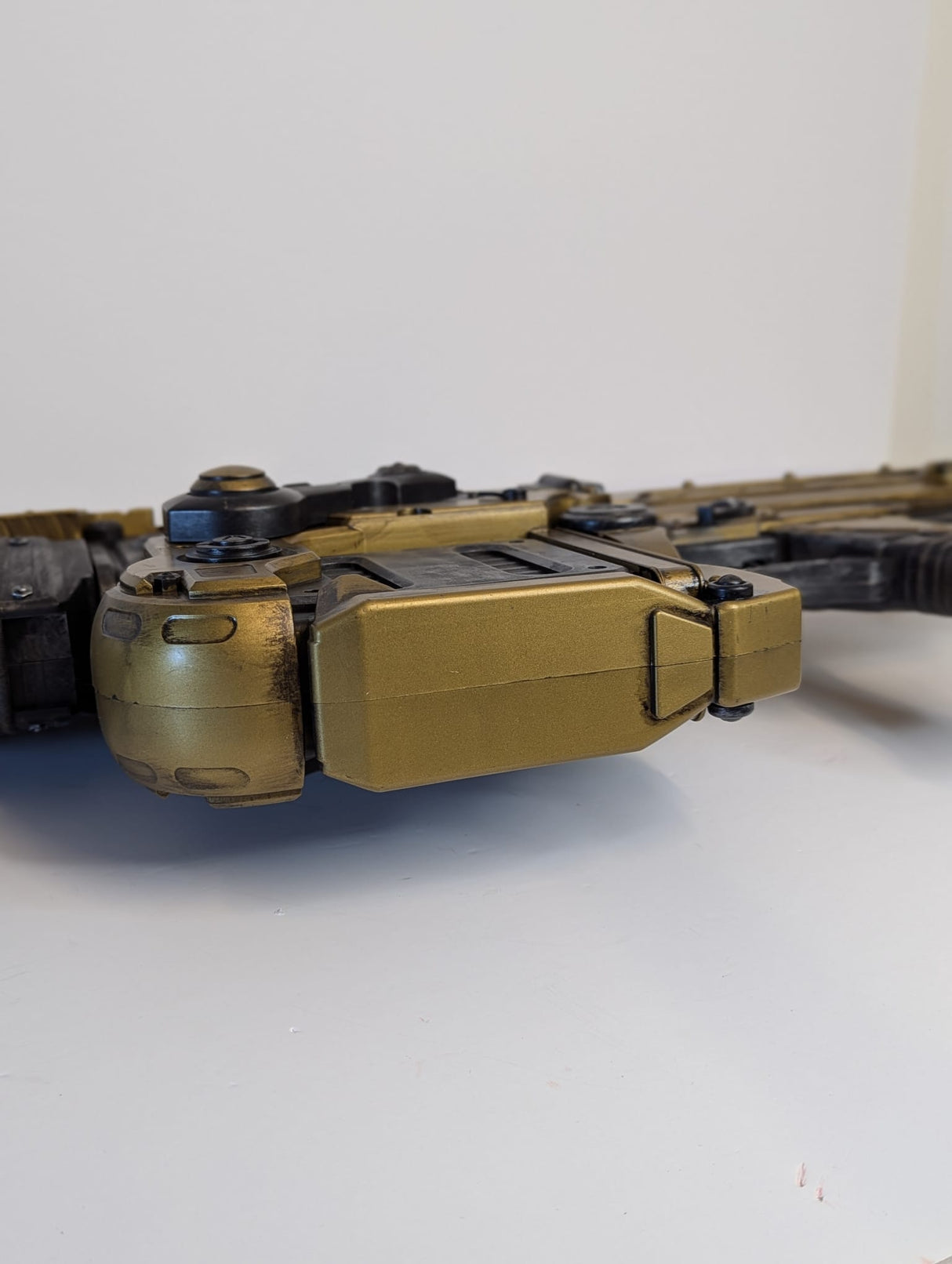 Gears of War 3 - Retro Lancer (Gold Version) 36" 1:1 Full Size Replica by NECA