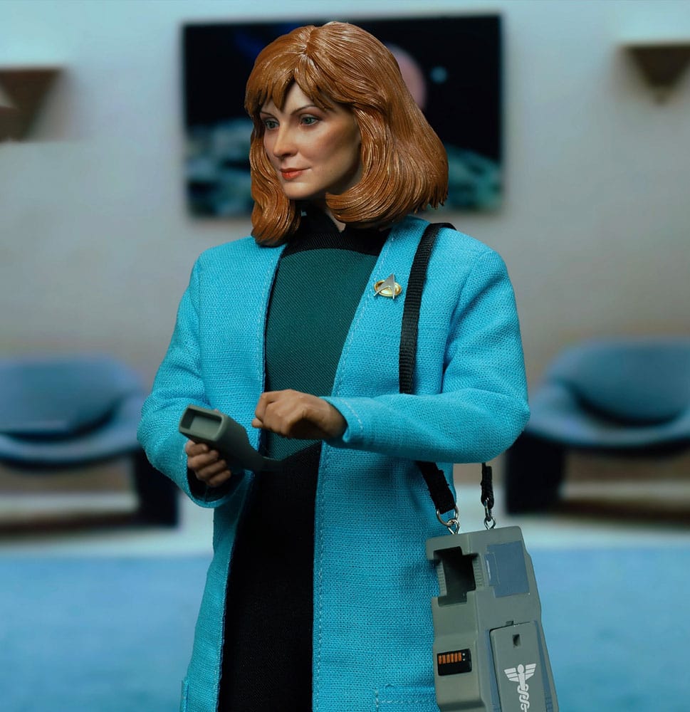 Star Trek: The Next Generation Dr. Beverly Crusher (Standard Edition) 27 cm 1/6 Action Figure