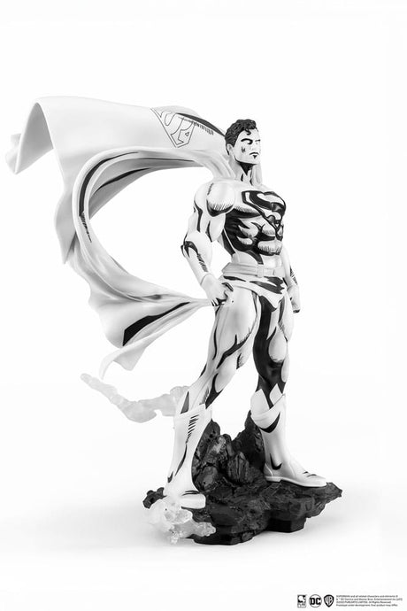 Batman: Superman Black & White Version 30 cm 1/8 PVC Statue
