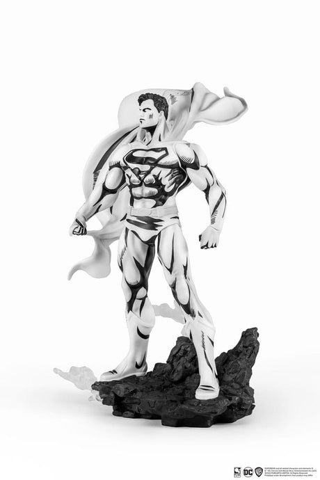 Batman: Superman Black & White Version 30 cm 1/8 PVC Statue