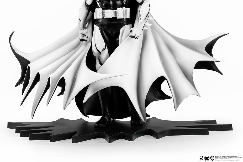 Batman Black & White Version 27 cm 1/8 PVC Statue
