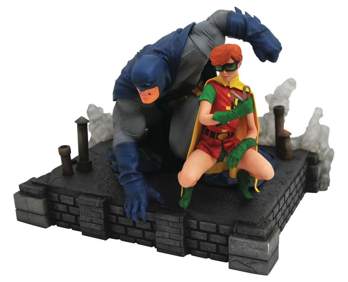 DC Comics Gallery The Dark Knight Returns Batman & Carrie 9 Inch PVC Statue