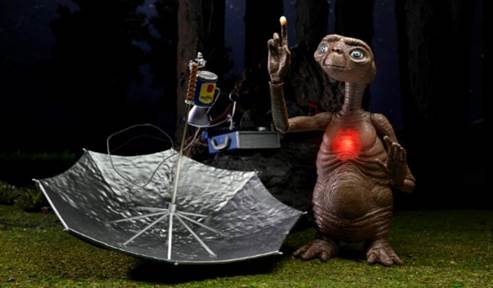 E.T. 40TH Anniversary  Deluxe E.T. With Led Chest Ultimate 7 Inch Scale Action Figure